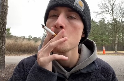 Лечение зависимости от табакокурения в Полярном Мужчина с сигаретой делает затяжку