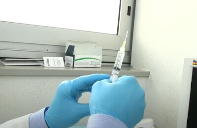 Проведение кодирования Вивитролом в Полярном Шприц с Вивитролом в руках у врача